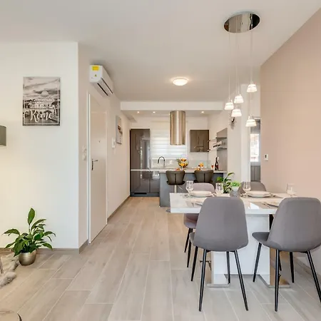 La Vie Est Belle Apartament *