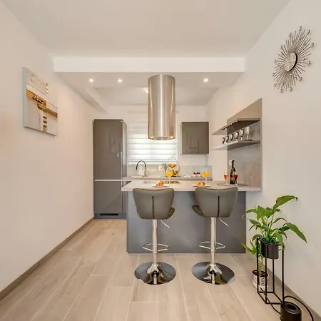 La Vie Est Belle Trogir